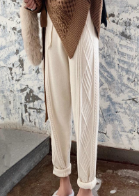 겨울 패션을 입다! 포근한 여성 패션핏 니트 조거 팬츠